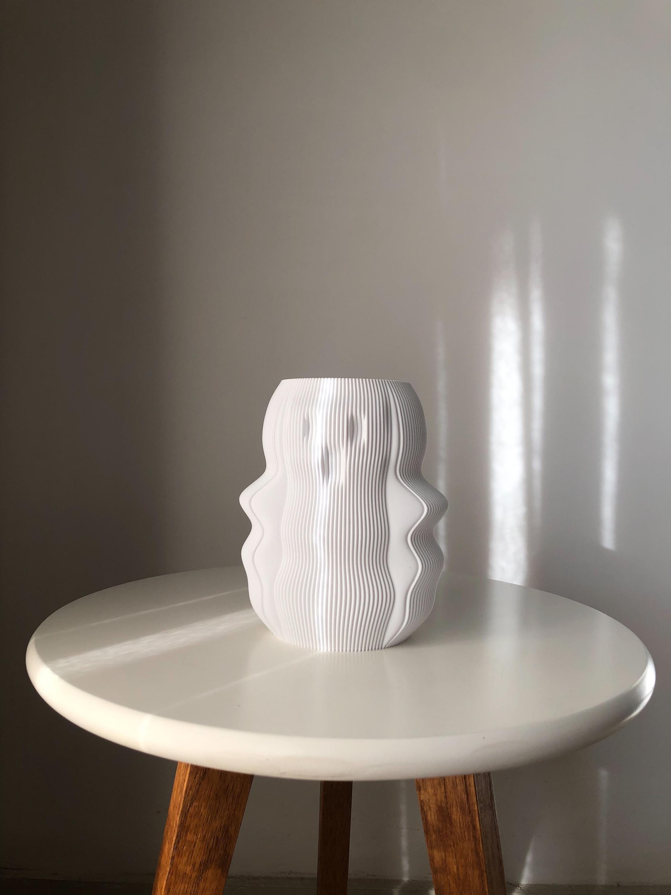 Hauntingly Stylish Wavy Boo Vase - A Must-Have for Halloween!